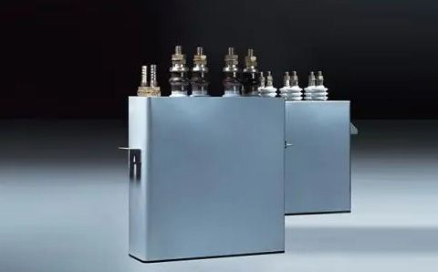 電容器在直流電路中起什么作用？
