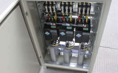 如何快速識別電容器組中有故障的低壓電容器？